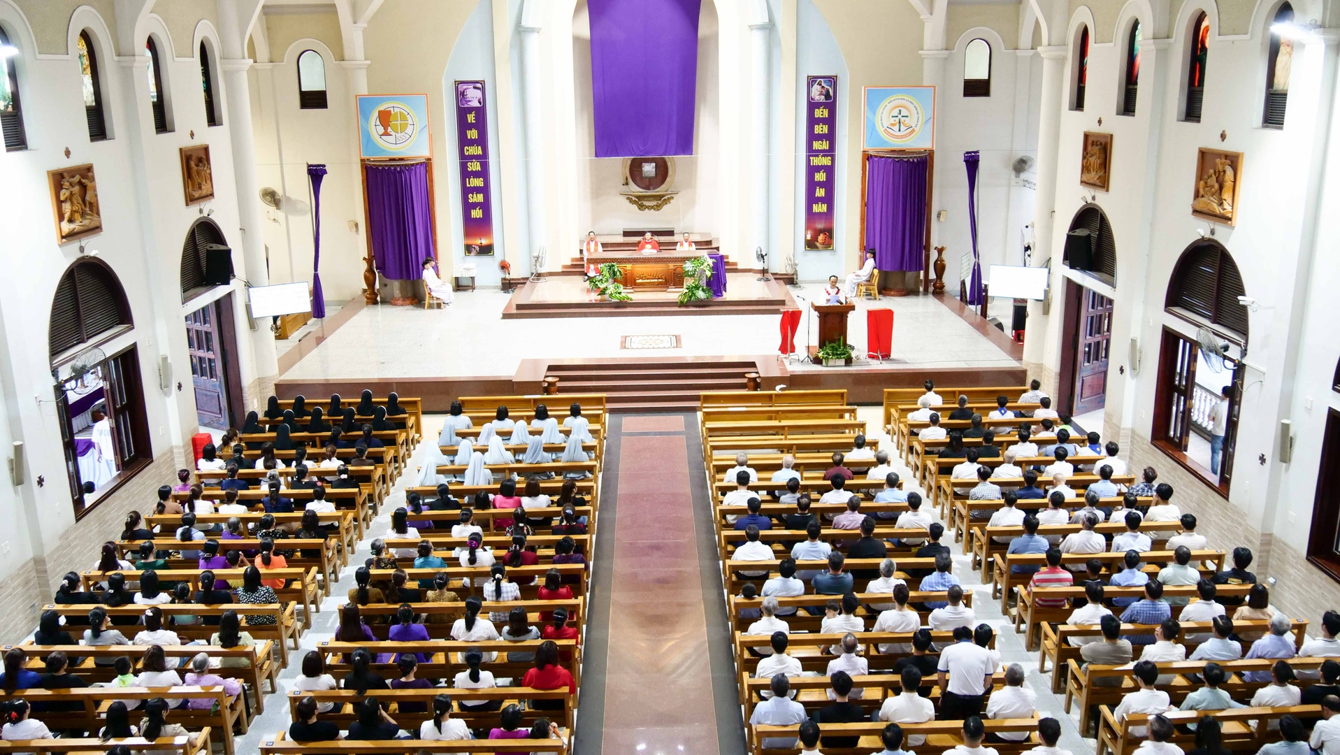 Giáo Xứ An Phú Cử Hành Nghi Thức Thứ Sáu Tuần Thánh